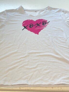 Amazon Large White Short Sleeve V Neck Basic Heart XOXO Graphic T Shirt